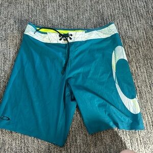 Men’s Oakley board shorts size 32